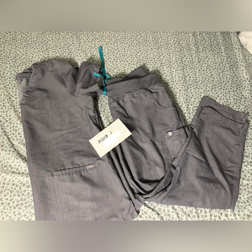 FIGS GRANITE SET 
3 pocket scrub top -L
High waisted Yola skinny scrub pant -L/P